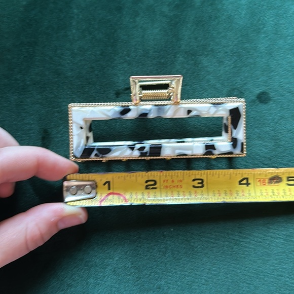 Anthropologie Resin set of 4 Claw Hair Clips - Picture 8 of 9